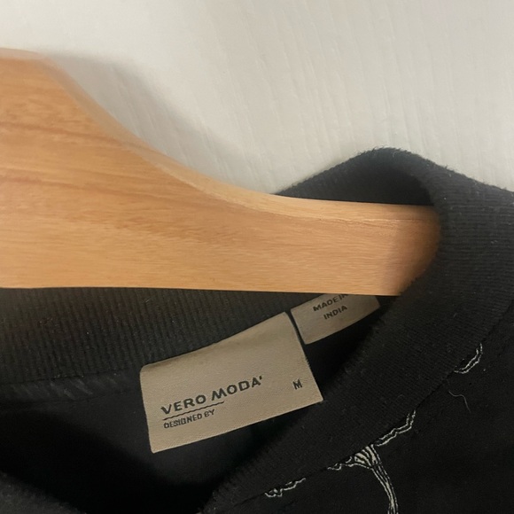 Black bomber jacket with floral detailing - Picture 2 of 2